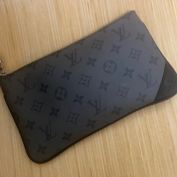 Luis Vuitton - Picture 1 of 3